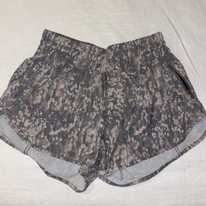 Lululemon tracker short 4”